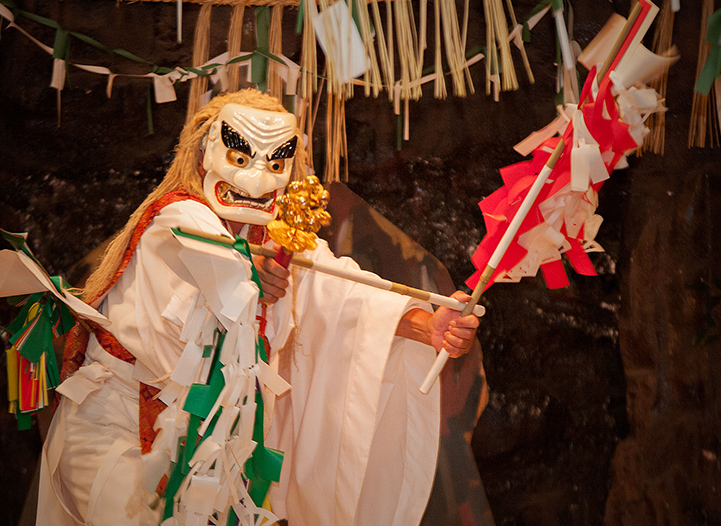 毎晩開催の「高千穂神楽」で伝統文化を体感