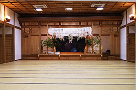 写真：公演会場の高千穂神社・神楽殿